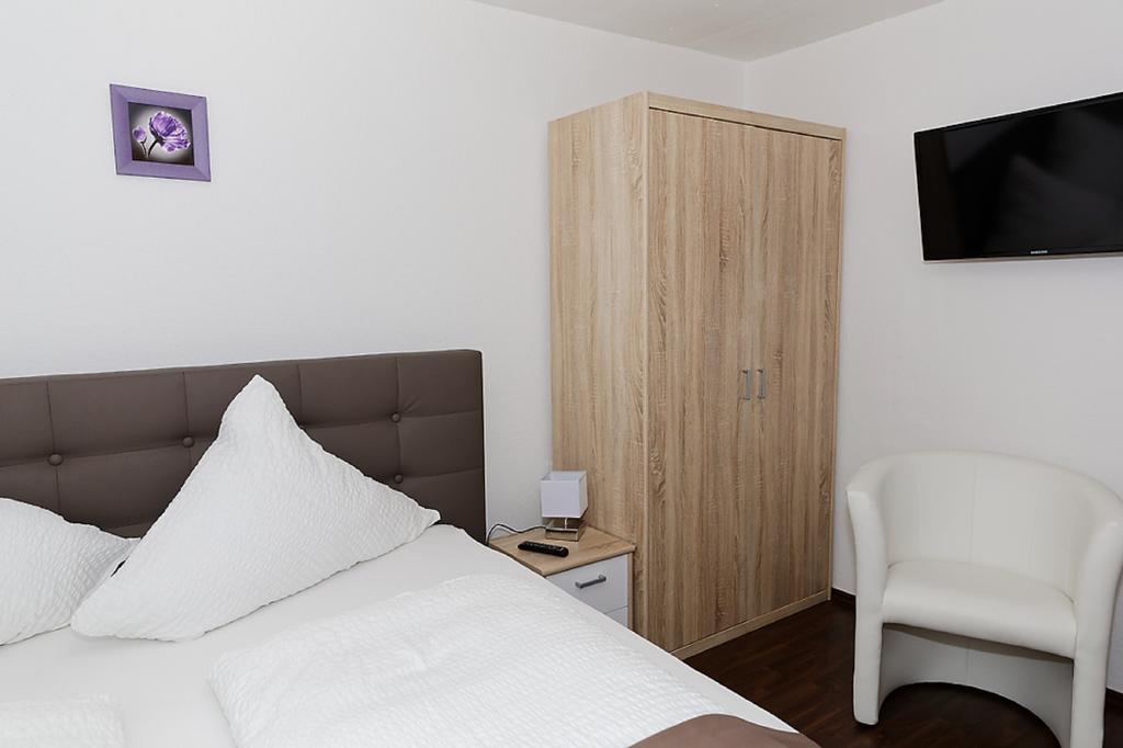 Hotel Huettl - Garni فورمز الغرفة الصورة